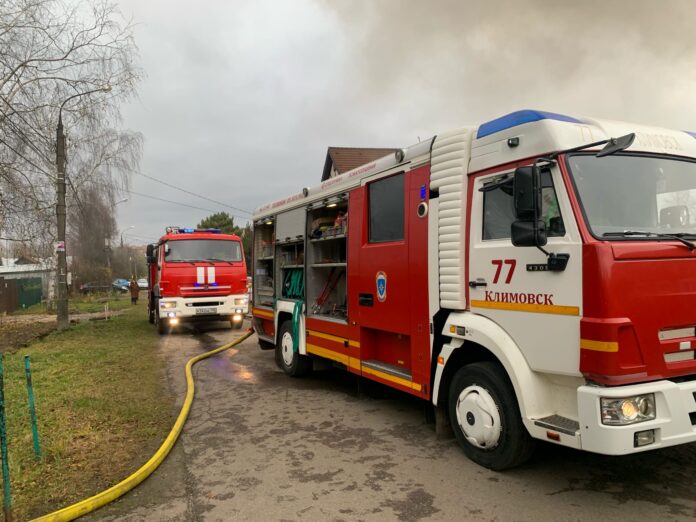 Огнеборцы Подольска остановили пожар в жилом доме на Пролетарской улице