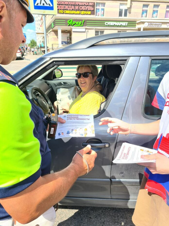 В выходные дни сотрудники Госавтоинспекции и волонтеры провели информационно-профилактические ликбезы вблизи мест массового отдыха