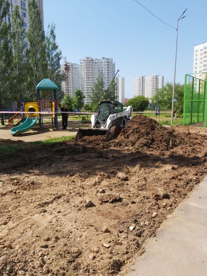 Работы по установке игрового комплекса проводятся в микрорайоне Кузнечики
