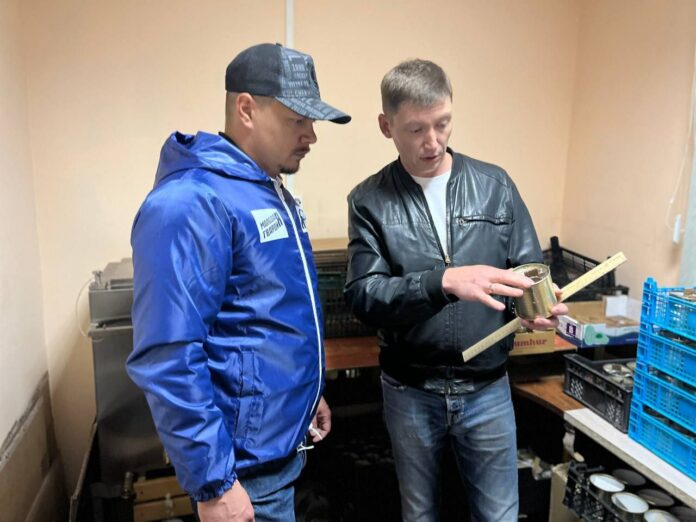 Руководитель подольских молодогвардейцев обсудил помощь в изготовлении окопных свечей с руководителем волонтерского центра Гуманитарной...