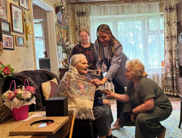 Подольские однопартийцы поздравили труженицу тыла Мария Воронову со 100-летним юбилеем