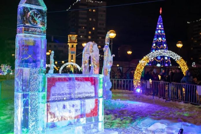 Новогодние огни зажглись на главной ёлке в Большом Подольске