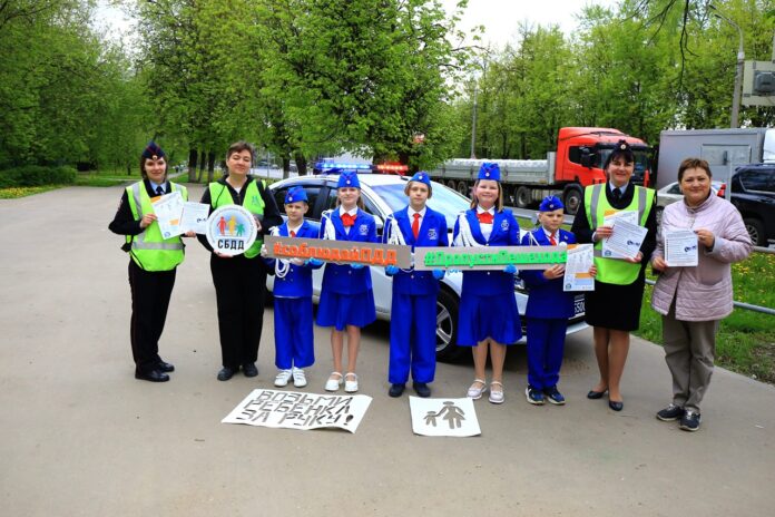 В Подольске сотрудники Госавтоинспекции и общественники присоединились к сезону информационных граффити по дорожной безопасности