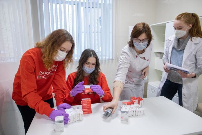 Подмосковные волонтеры пришли на помощь врачам