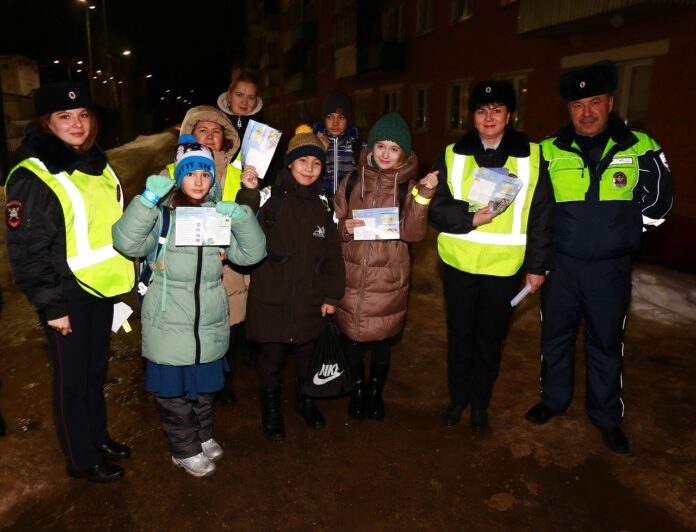 На оживленных пешеходных переходах Подмосковья «родительские патрули» напоминают школьникам ПДД