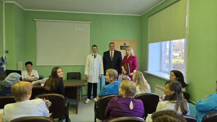 Партийцы поздравили работниц Подольского роддома с Международным женским днем