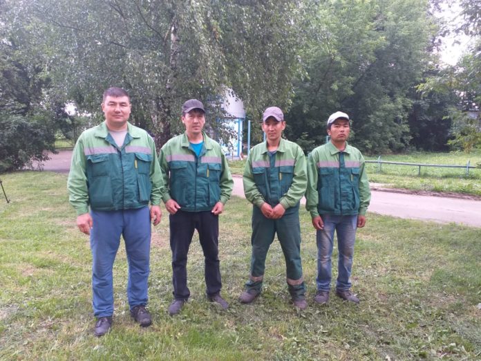 Глава округа Николай Пестов поблагодарил четырех сотрудников МУЖРП-1, спасших двухлетнего мальчика в микрорайоне Парковый