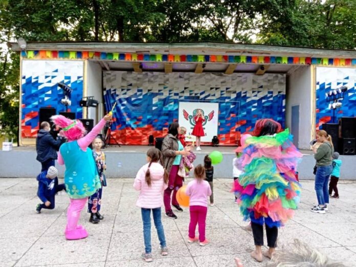 Отчётный концерт воспитанников продюсерского центра «SK-STARS» прошел в ПКиО им. В. Талалихина