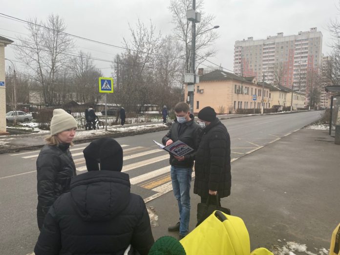 Встречу по проекту «Безопасные дороги» провели депутаты с активными жителями микрорайона Красная Горка