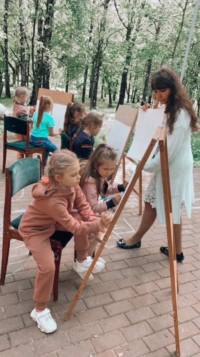 В преддверии Дня славянской письменности и культуры, в изостудии «Творчество» прошел пленэр