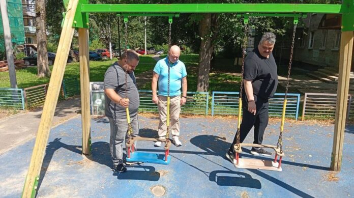Депутат Совета депутатов горокруга Подольск провел проверку детской площадки на ул. Симферопольская