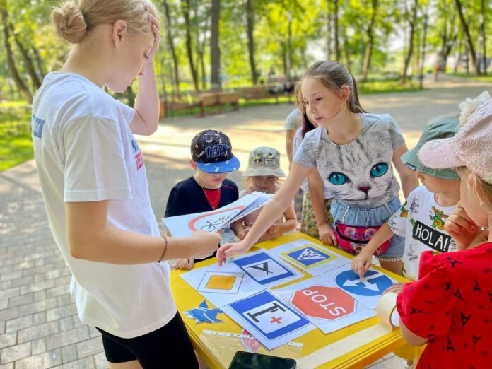 Подольские молодогвардейцы провели игровую программу, посвященную Дню светофора
