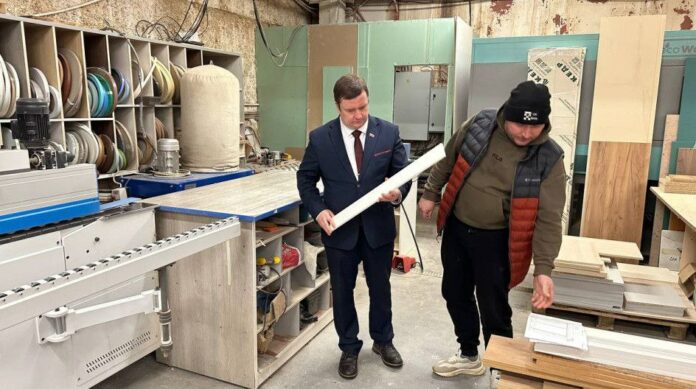 Депутат ознакомился с работой мебельной фабрики в Подольске