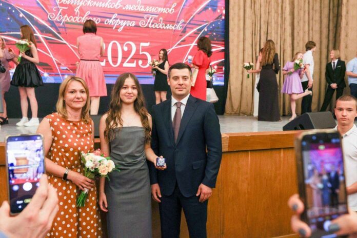 Секретарь подольского отделения партии «Единая Россия» Григорий Артамонов поздравил наших медалистов