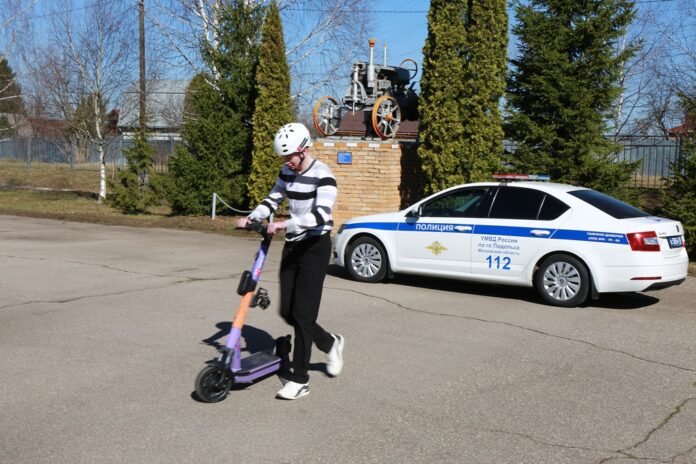 Сотрудники госавтоинспекции совместно с кикшеринговой компанией обучали жителей города правильному использованию электросамокатов