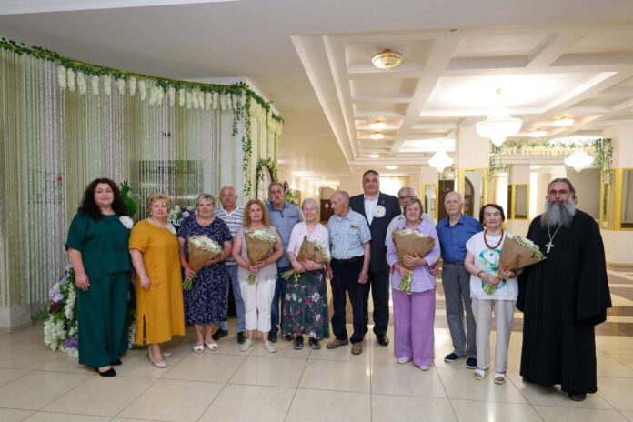 В Подольске поздравили 5 семей, проживших более 50 лет совместно