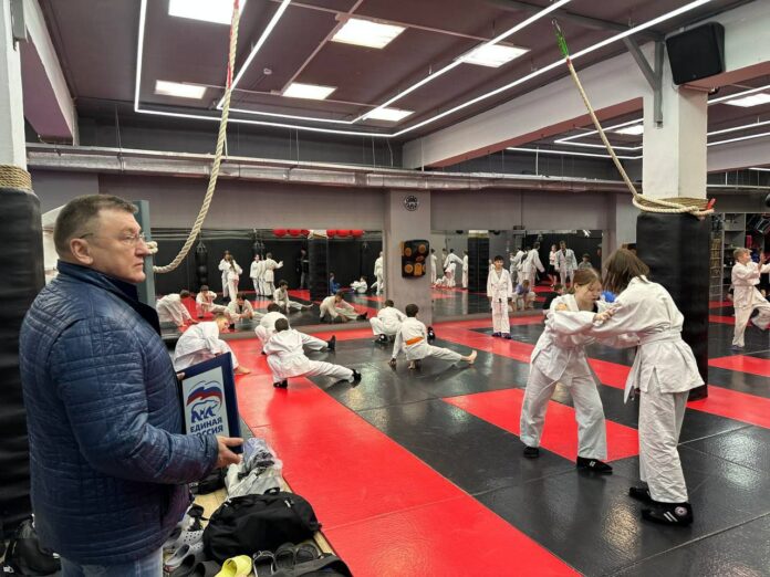 Депутат горокруга Подольск проверил, как проходит тренировка по рукопашному бою