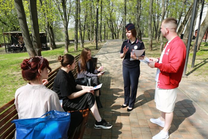 Подмосковные полицейские провели профилактическую акцию «Безопасная мобильность» в одном из парков Подольска