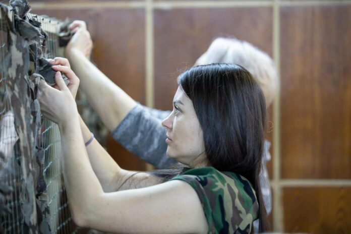 Подольчане продолжают плести маскировочные сети для защитников