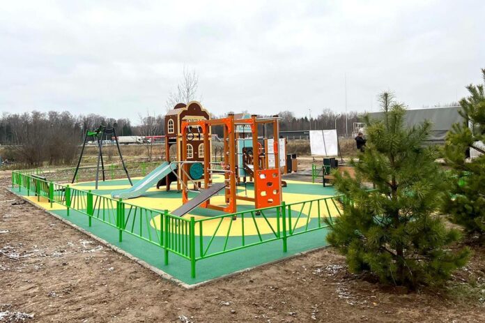 Детскую площадку обновили в деревне Алтухово