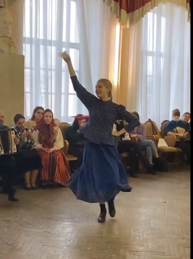 В XI конкурсе по русской традиционной пляске «Молодо-зелено, погулять велено» воспитанницы центра «Истоки» заняли...