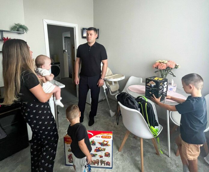 Секретарь подольского отделения партии «Единая Россия» Григорий Артамонов навестил семью подольского военнослужащего