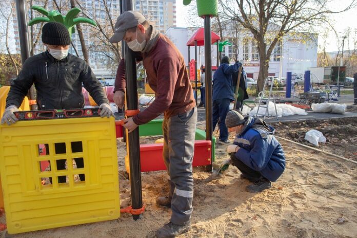 Спортивную и детскую площадки устанавливают в сквере ДК «ЗиО» в Подольске