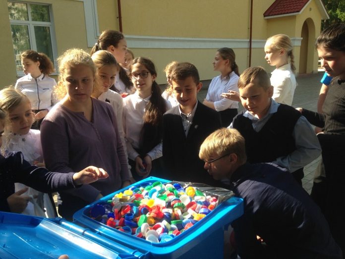 Ученики Дубровицкой школы помогают планете стать чище