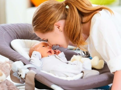 В связи с рождением или усыновлением первого ребенка семьи в Подмосковье получают ежемесячную выплату