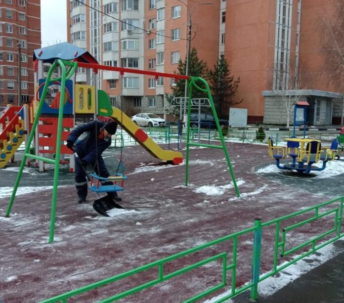 В Большом Подольске продолжаются работы по ликвидации снега на дорогах