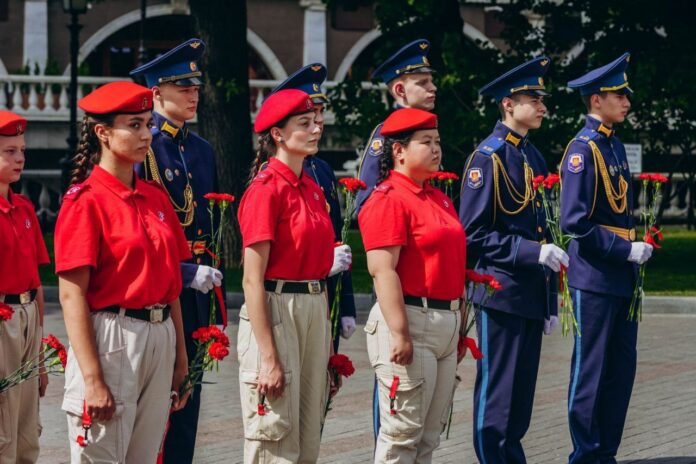 Подольские юнармейцы возложили цветы к Могиле Неизвестного Солдата в Александровском саду
