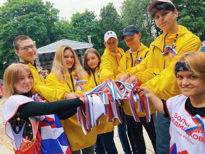 Активисты Подольского Союза Молодежи приняли участие в акции «Российский триколор»