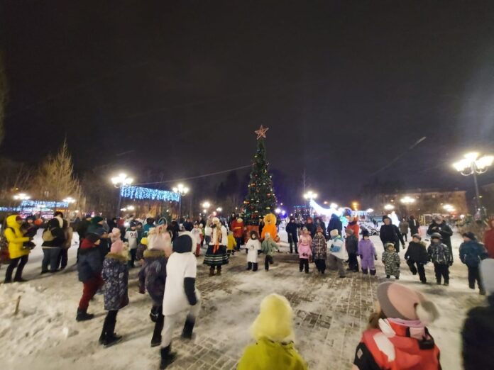 В Детском ПКиО микрорайона Климовск состоялось зажжение новогодней елки