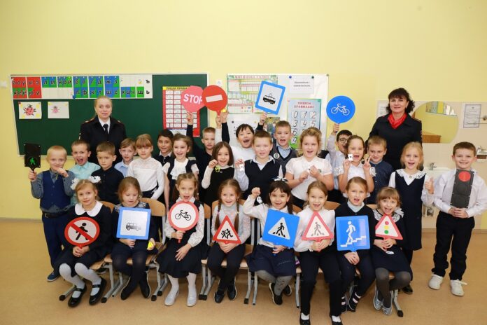 Подольские автоинспекторы провели профилактическую акцию «Будь ярче, пешеход» среди учеников начальной школы