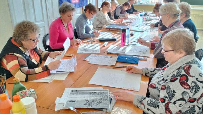 Депутат Совета депутатов организовала занятие по рисованию в ИЗОстудии «Гармония»