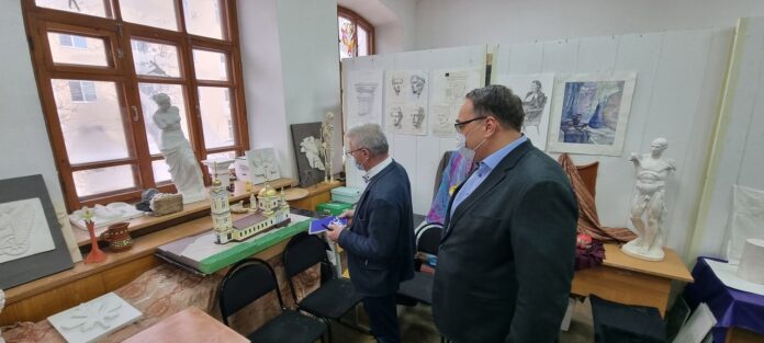 Депутаты поздравили с праздником студентов НОЧУ ПО ПК «Парус»