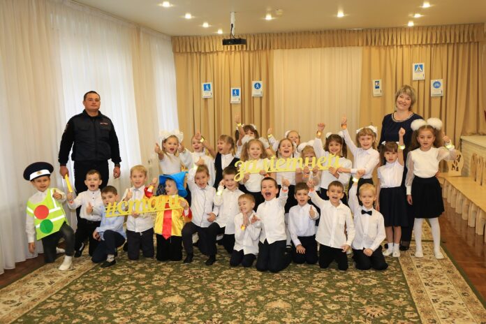 В детских садах Подмосковья автоинспекторы и ЮИДовцы проводят интегрированные занятия по ПДД