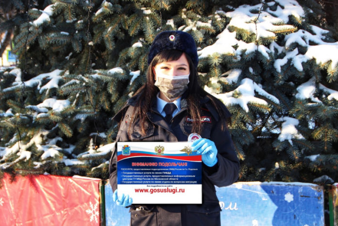 Сотрудники УМВД России по Городскому округу Подольск провели тематическую акцию «В Новый год с...