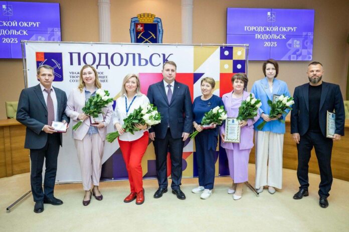 Секретарь местного отделения партии «Единая Россия», глава Городского округа Подольск Дмитрий Жариков поздравил работников...