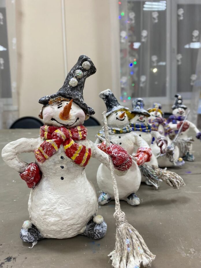 В библиотеке №21 мастерят снеговиков из ваты