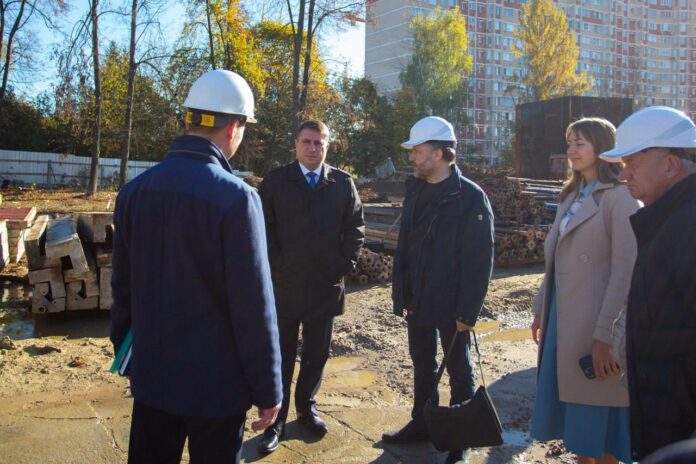 Глава Подольска Дмитрий Жариков проверил ход строительства детского сада на Гривно