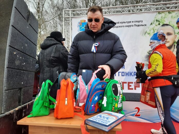 Депутат Подольска вручил подарки детям — участникам ежегодной лыжни им. А.Г. Монетова