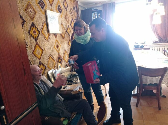 Депутат Совета депутатов поздравил с национальным праздником «Масленица» ветерана педагогического труда