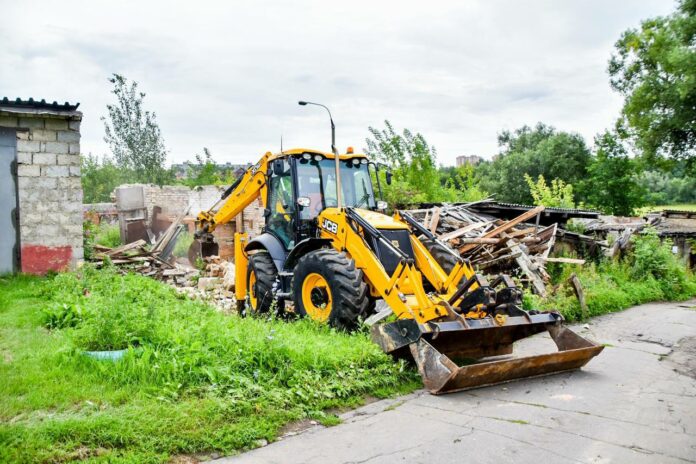 Начался снос самовольных построек в Дубровицах 