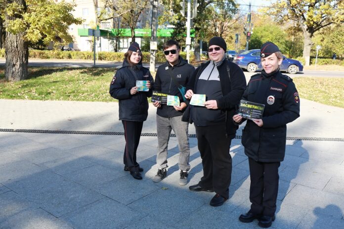 В Подольске  сотрудники Госавтоинспекции провели в городском парке акцию «Засветись! Стань заметнее на...