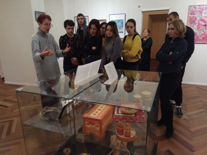 Студенты колледжа им. А.В. Никулина приняли участие в открытии выставки «Мастерами славится Россия»