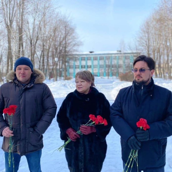 Возложение цветов в День защитника Отечества