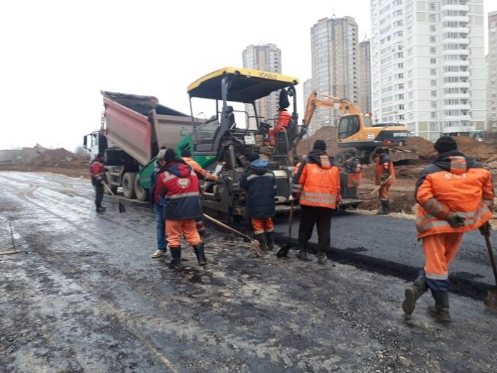 Асфальт начали укладывать на автодороге по улице 43-й Армии