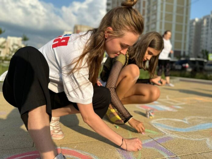 Подольские молодогвардейцы провели День рисования на асфальте для детей горокруга Подольск
