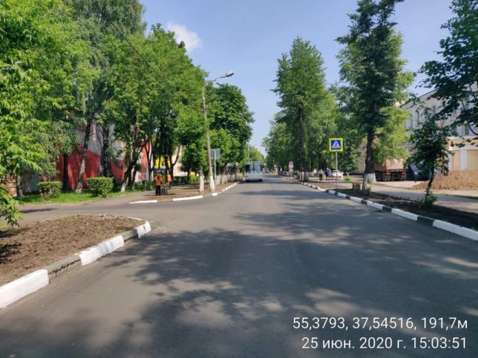 Подходят к концу работы по ремонту проезжей части улицы Заводской в микрорайоне Климовск